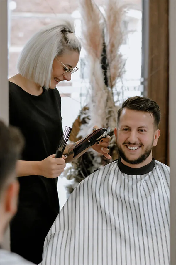 Sophie Weber schneidet Haare eines Mannes